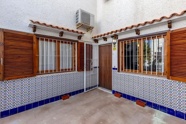 6 soveværelse Rækkehus til salg i Nueva Torrevieja, Torrevieja med swimmingpool - € 179.000 (Ref: 8783210)