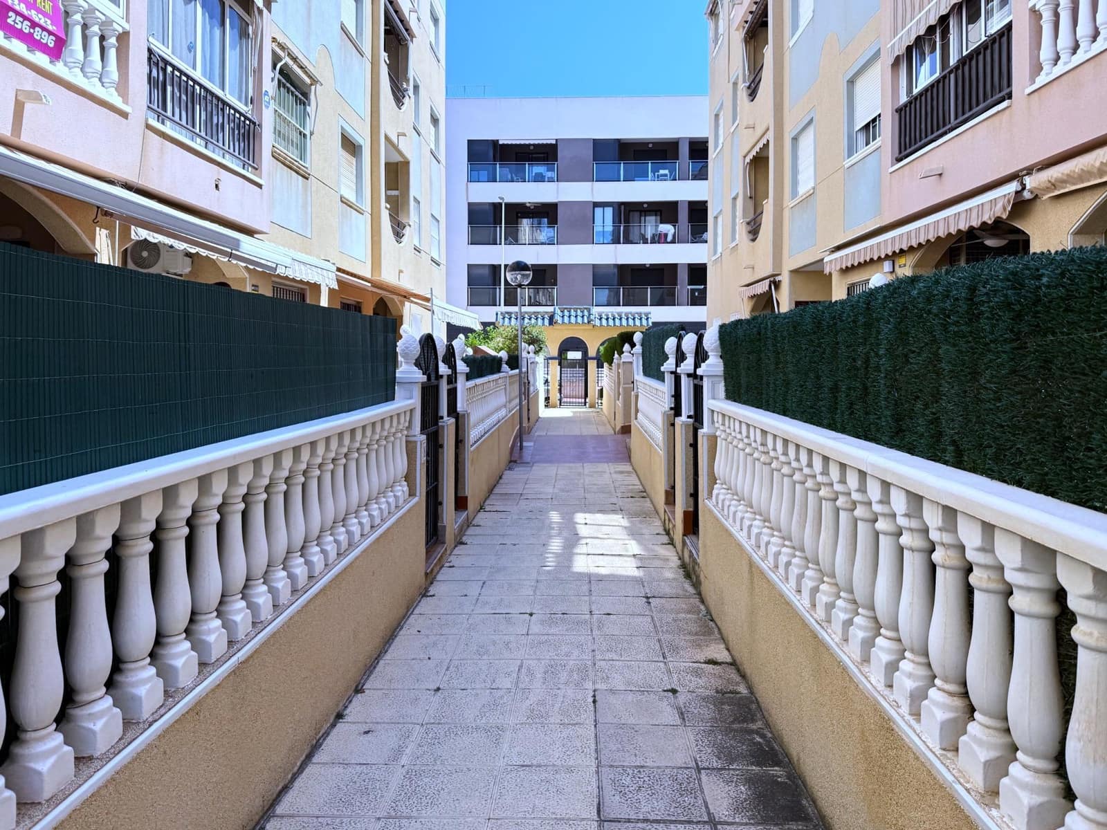 2 makuuhuone Huoneisto myytävänä paikassa Torrevieja mukana uima-altaan - 149 990 € (Ref: 8954000)