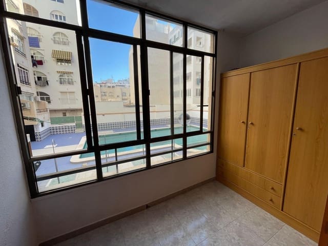 Studio zu verkaufen in Avenida Habaneras - Curva de Palangre, Torrevieja mit Pool - 77.260 € (Ref: 9413476)