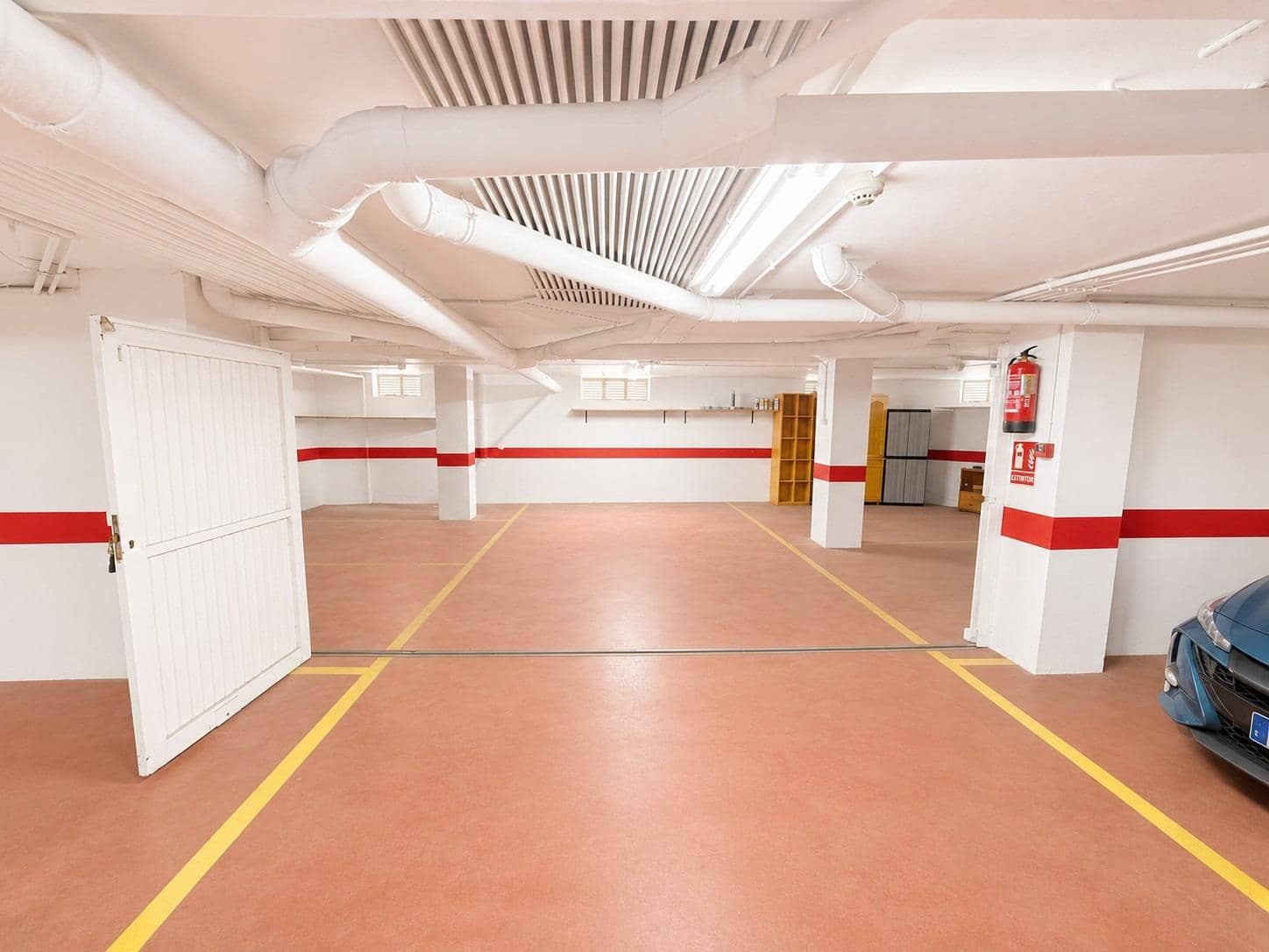 Garage for rent in Torrevieja - € 300 (Ref: 9547420)