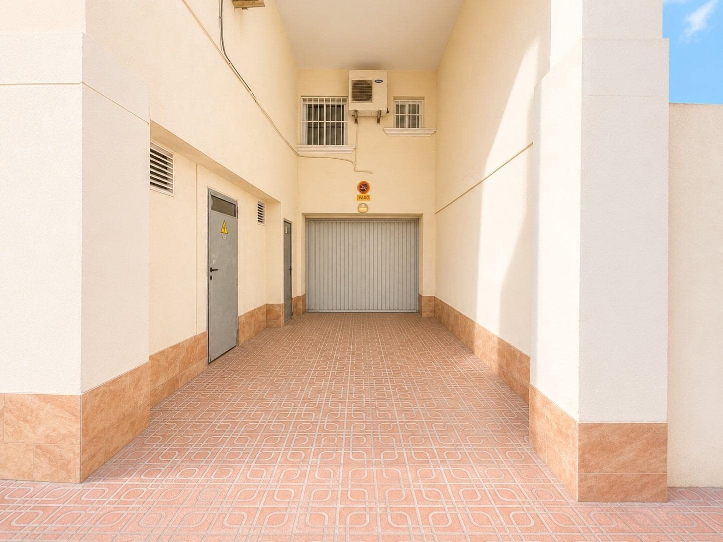 Garage for rent in Torrevieja - € 300 (Ref: 9547420)