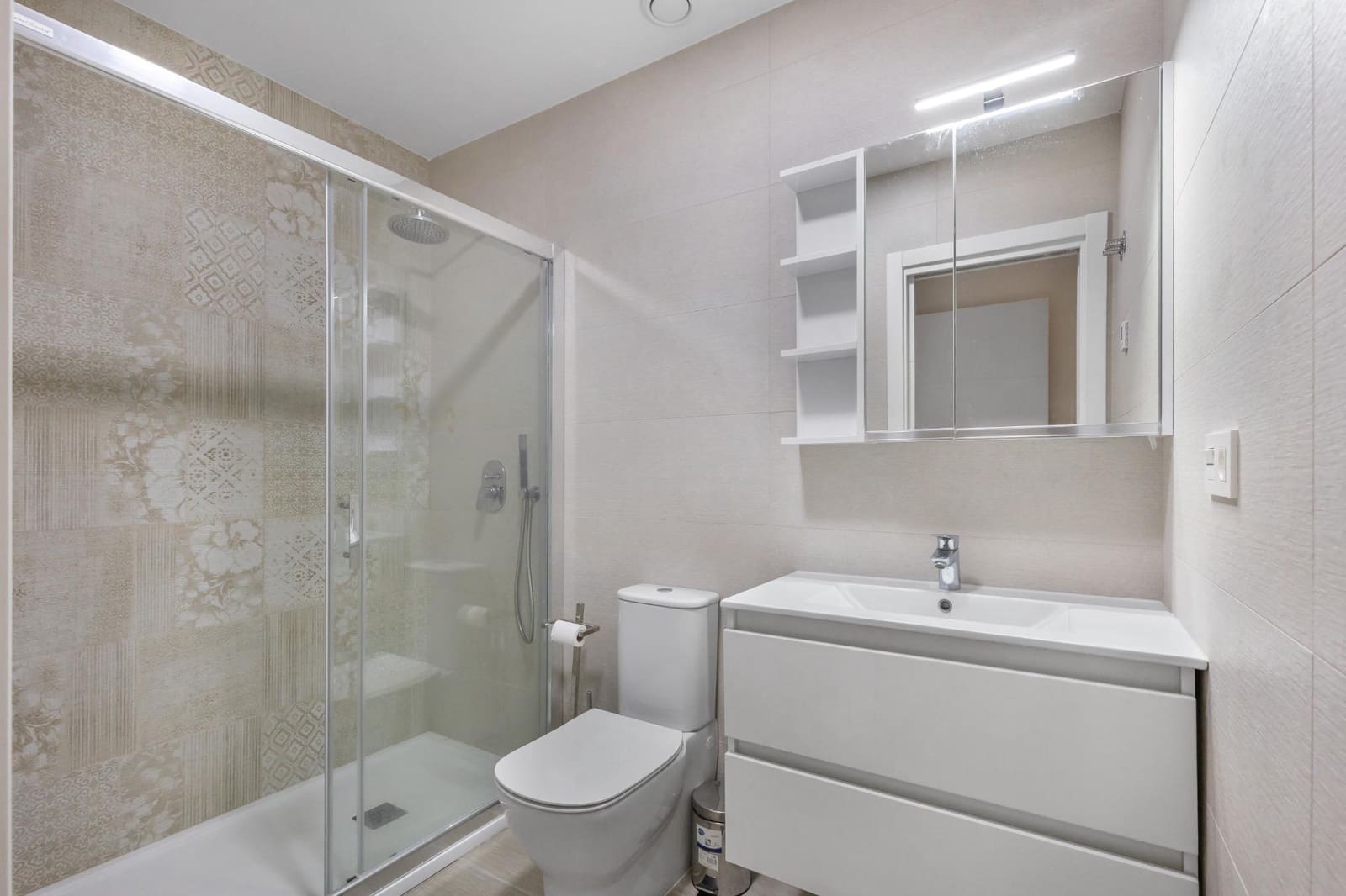 Apartamento de 3 habitaciones en Torrevieja en venta con piscina garaje - 299.900 € (Ref: 9665740)