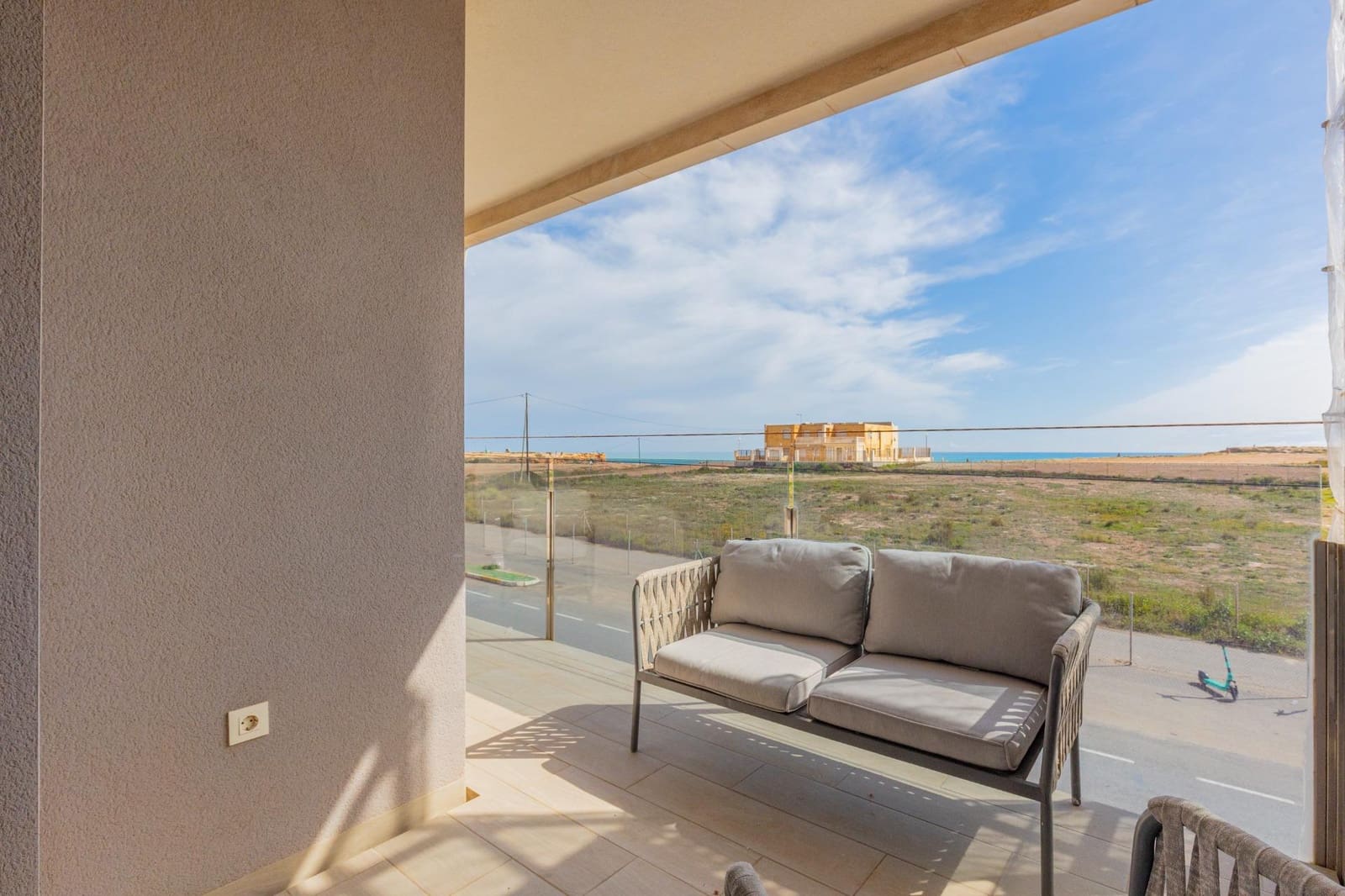 Apartamento de 3 habitaciones en Torrevieja en venta con piscina garaje - 299.900 € (Ref: 9665740)