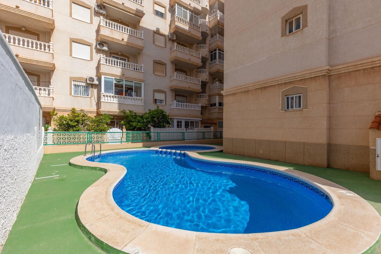 2 Zimmer Apartment zu verkaufen in Torrevieja mit Pool - 134.900 € (Ref: 9798542)