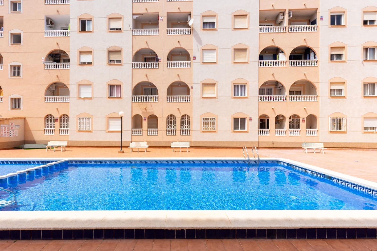 Studio à vendre à Torrevieja avec piscine - 99 900 € (Ref: 9835067)