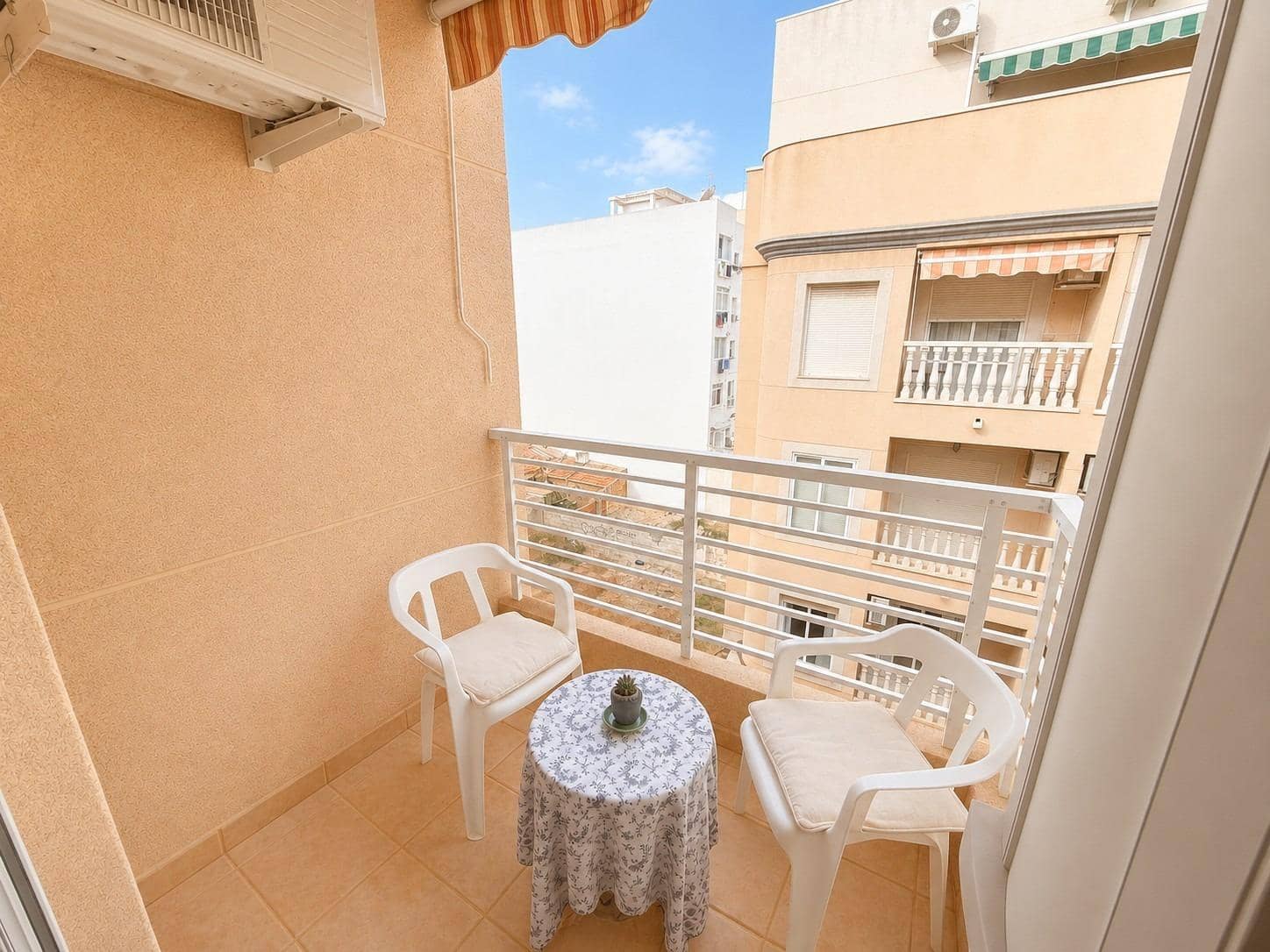 2 soveværelse Lejlighed til salg i Torrevieja med swimmingpool - € 135.000 (Ref: 9990126)