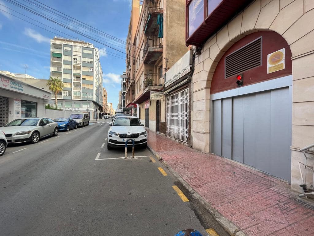Garage for sale in Centro Muelle Pesquero, Torrevieja € 9,900 (Ref