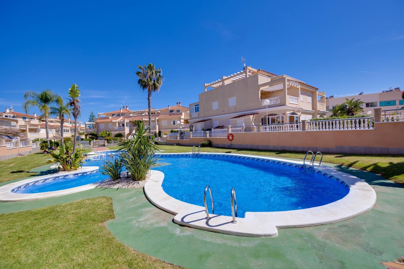 2 makuuhuone Omakotitalo myytävänä paikassa Orihuela Costa - 263 000 € (Ref: 10032608)