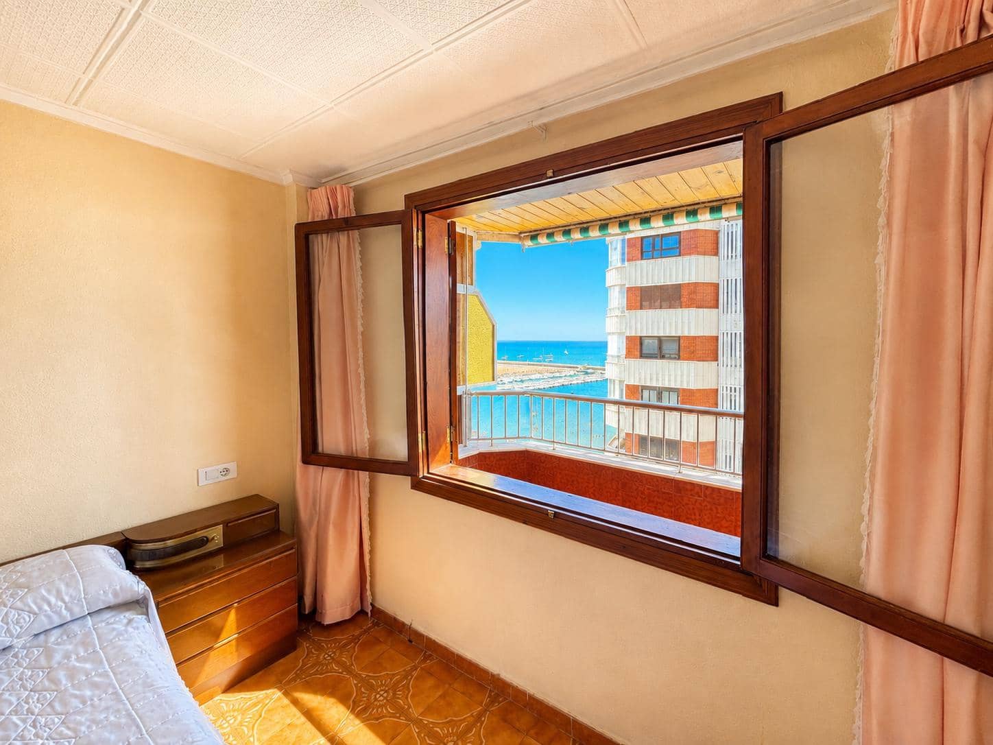 Apartamento de 3 habitaciones en Torrevieja en venta - 256.000 € (Ref: 10032611)