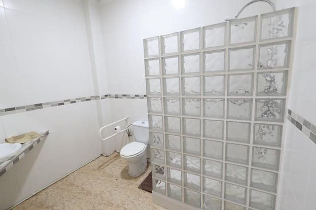 1 quarto Comercial para venda em Parque de las Naciones, Torrevieja - 125 000 € (Ref: 10032758)