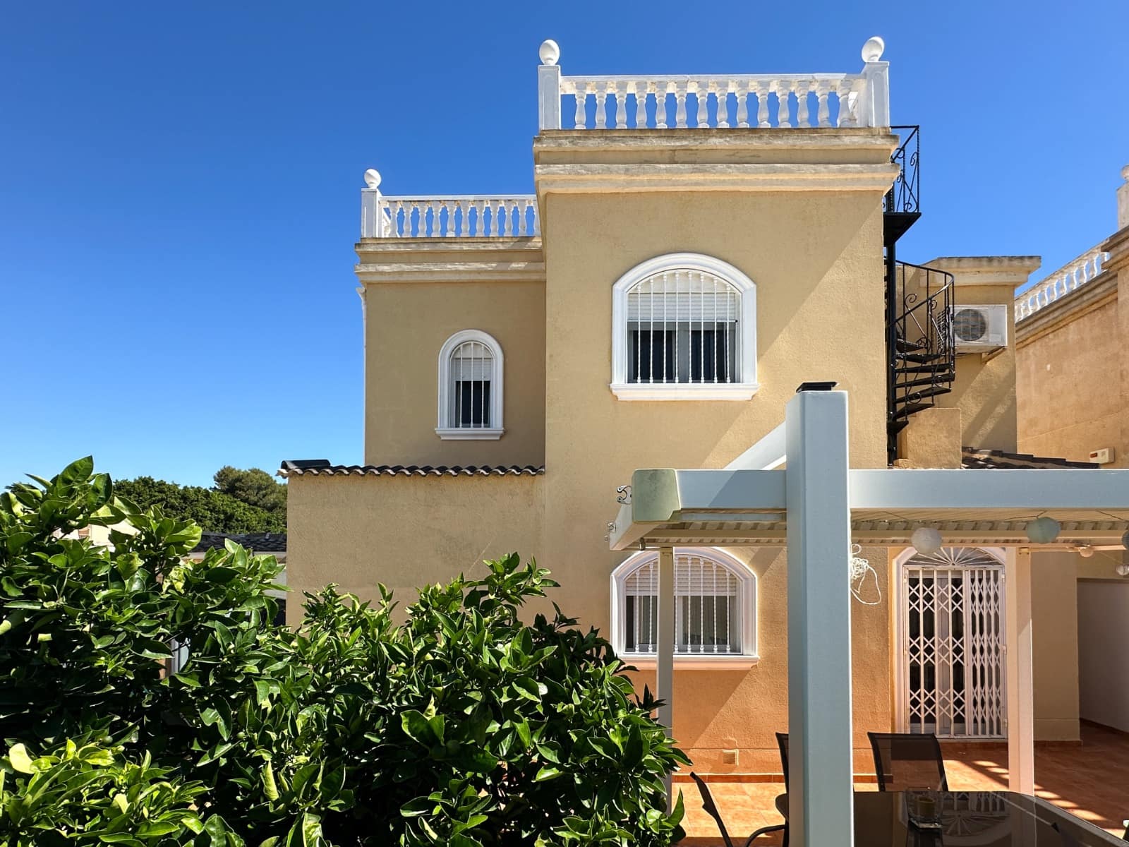 Chalet de 3 habitaciones en Torrevieja en venta - 399.000 € (Ref: 10032809)