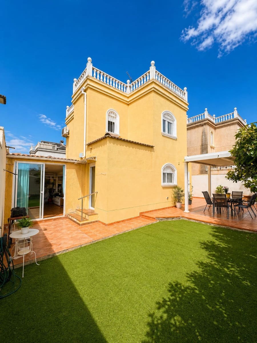 Chalet de 3 habitaciones en Torrevieja en venta - 399.000 € (Ref: 10032809)