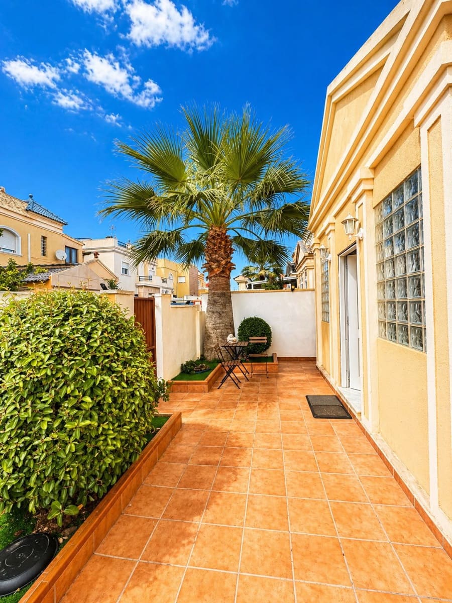 Chalet de 3 habitaciones en Torrevieja en venta - 399.000 € (Ref: 10032809)
