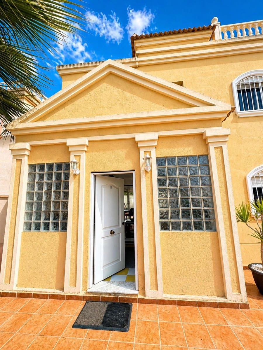 Chalet de 3 habitaciones en Torrevieja en venta - 399.000 € (Ref: 10032809)