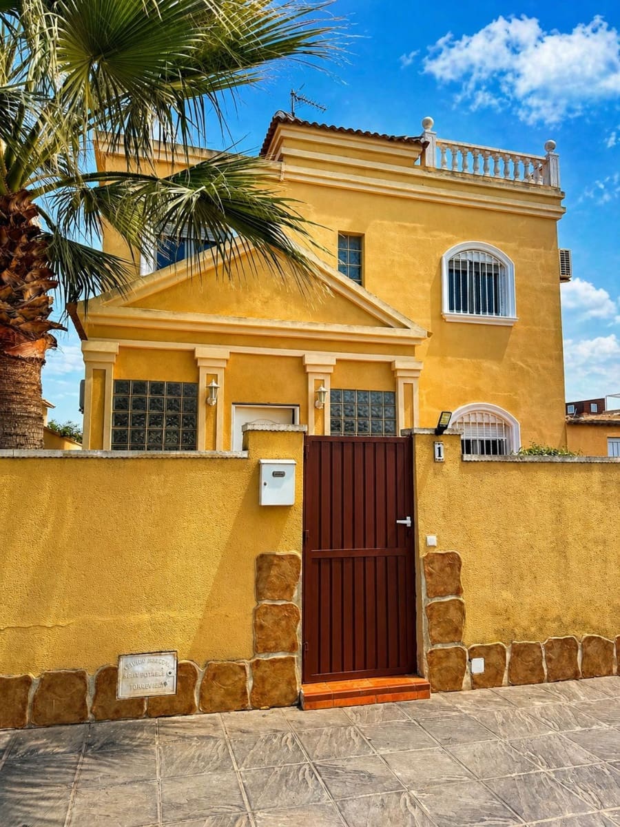 Chalet de 3 habitaciones en Torrevieja en venta - 399.000 € (Ref: 10032809)