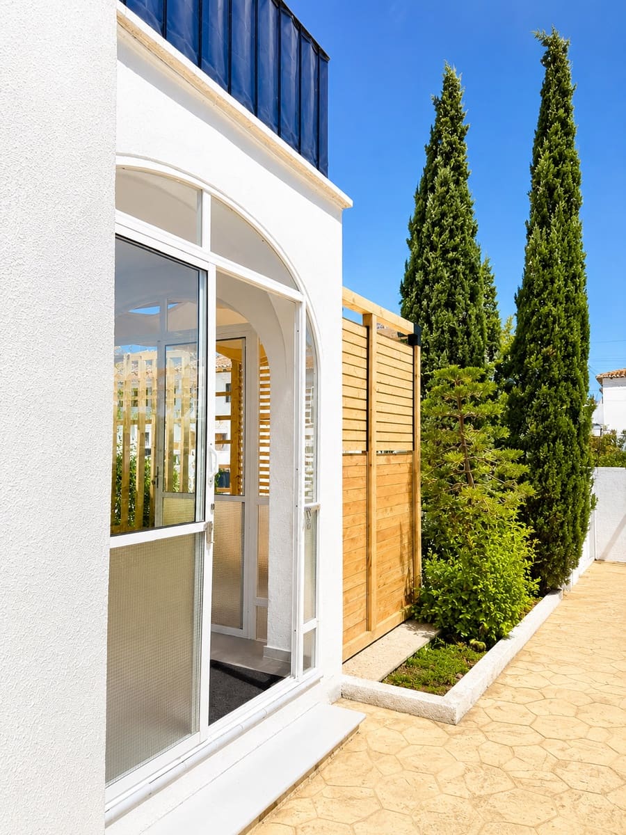 2 bedroom Bungalow for sale in Torrevieja - € 199,000 (Ref: 10032839)