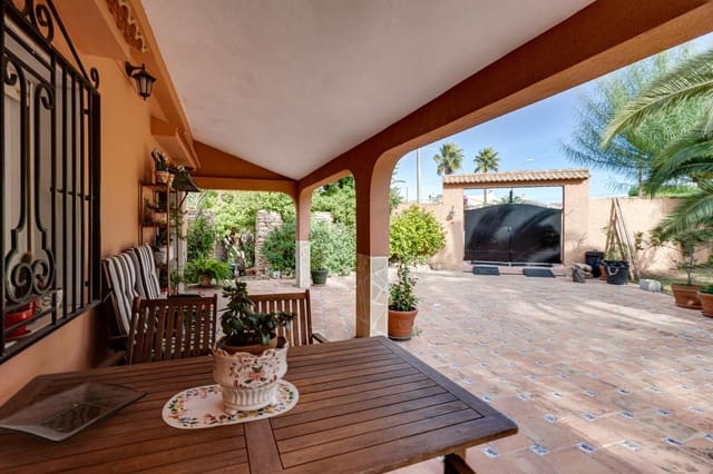 Chalet de 4 habitaciones en San Luis, Torrevieja en venta - 850.000 € (Ref: 10032958)