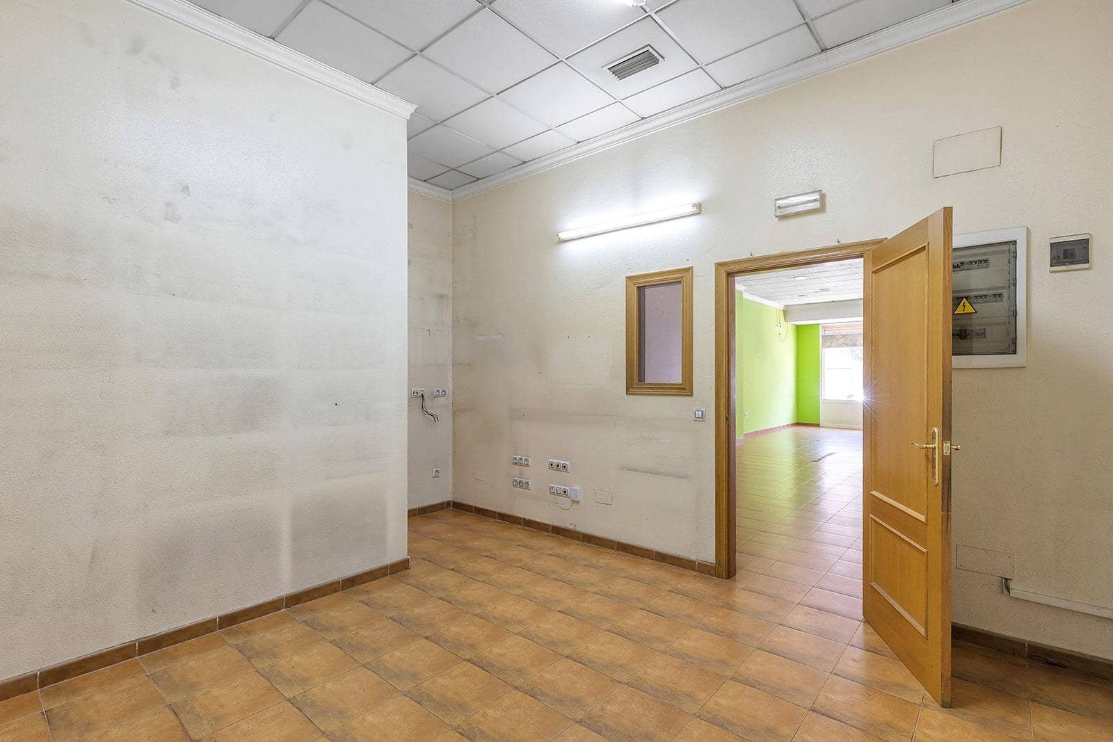 Commercial for sale in Torrevieja - € 200,000 (Ref: 10033043)