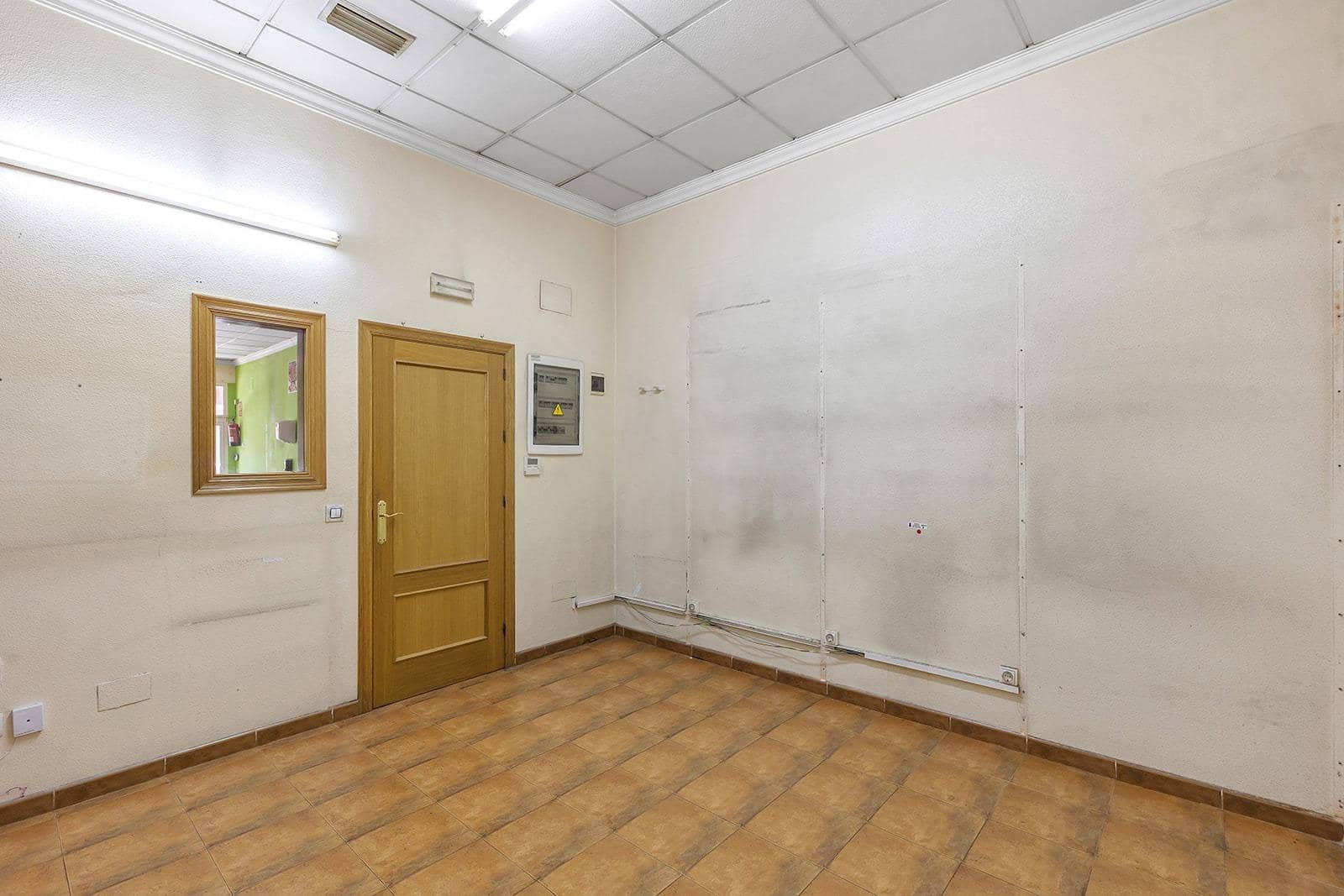 Commercial for sale in Torrevieja - € 200,000 (Ref: 10033043)