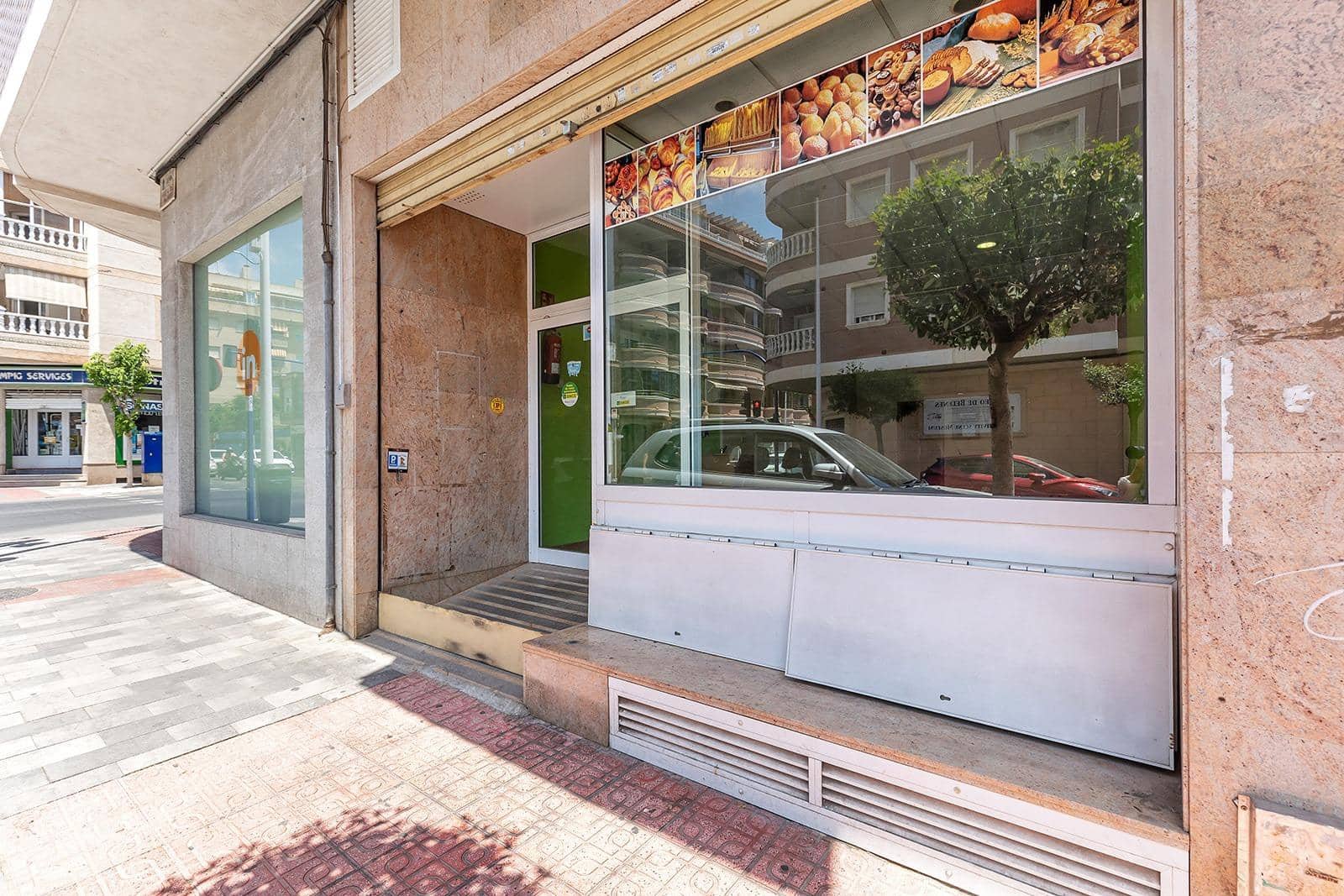 Commercial for sale in Torrevieja - € 200,000 (Ref: 10033043)