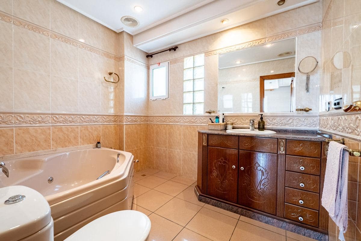 5 makuuhuone Huvila myytävänä paikassa Torrevieja - 525 000 € (Ref: 10043560)