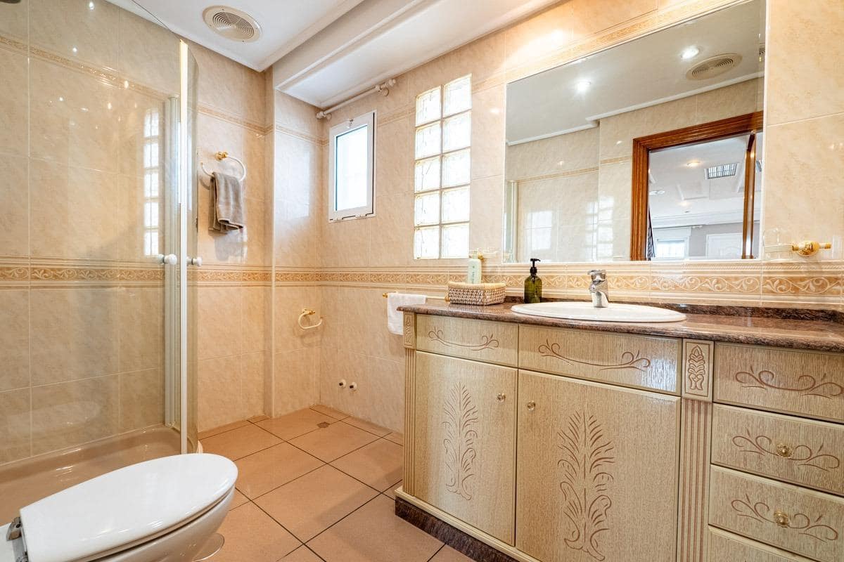 5 makuuhuone Huvila myytävänä paikassa Torrevieja - 525 000 € (Ref: 10043560)