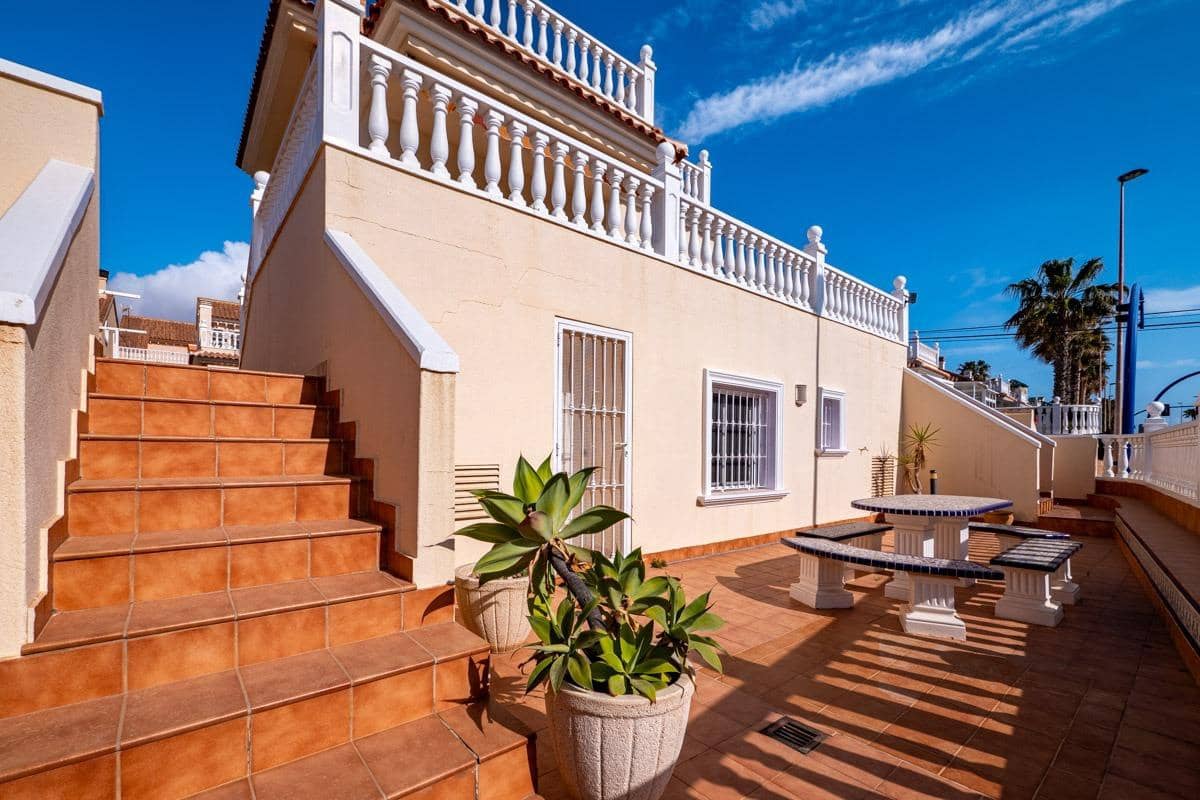 5 makuuhuone Huvila myytävänä paikassa Torrevieja - 525 000 € (Ref: 10043560)