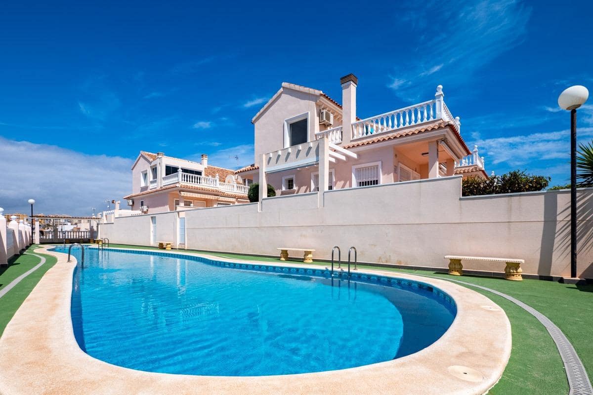 5 makuuhuone Huvila myytävänä paikassa Torrevieja - 525 000 € (Ref: 10043560)
