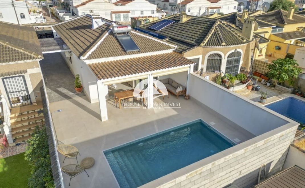 3 bedroom Villa for sale in Torrevieja - € 459,000 (Ref: 10059396)