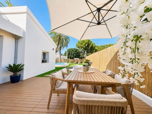 Pareado de 4 habitaciones en Punta Prima, Orihuela en venta - 750.000 € (Ref: 10060841)