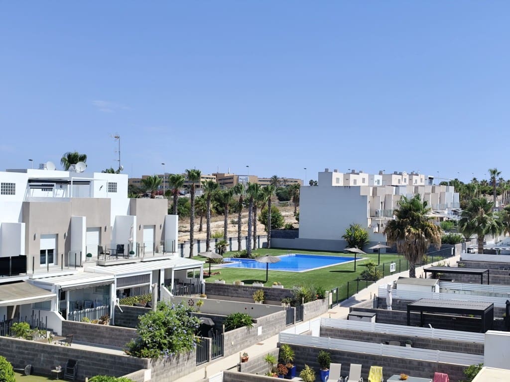 4 bedroom Townhouse for sale in Torrevieja - € 399,000 (Ref: 10074509)
