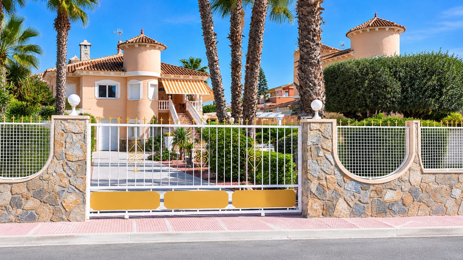 3 makuuhuone Huvila myytävänä paikassa Benferri - 375 000 € (Ref: 10074545)