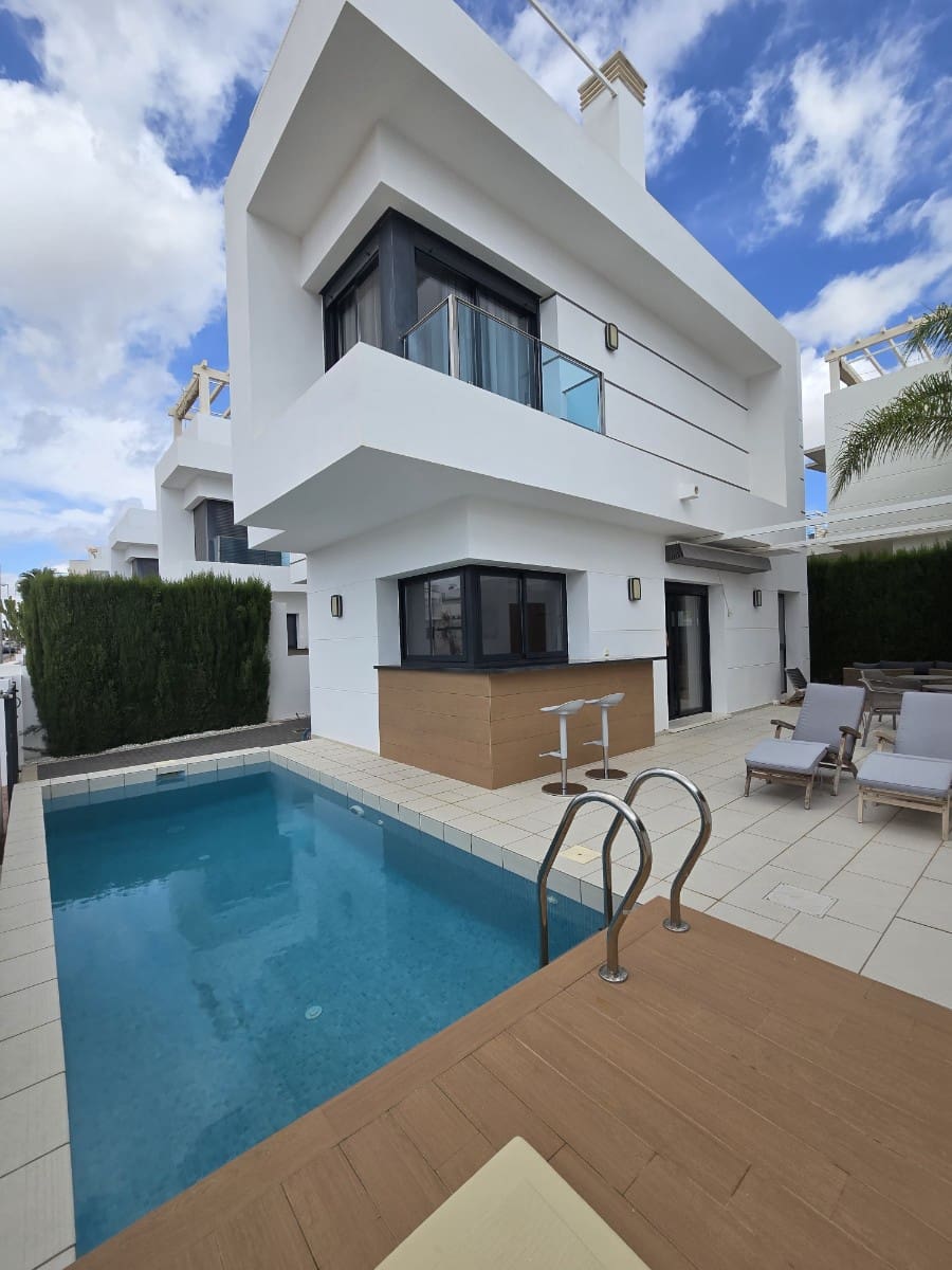 Chalet de 3 habitaciones en Ciudad Quesada en venta - 470.000 € (Ref: 10093896)