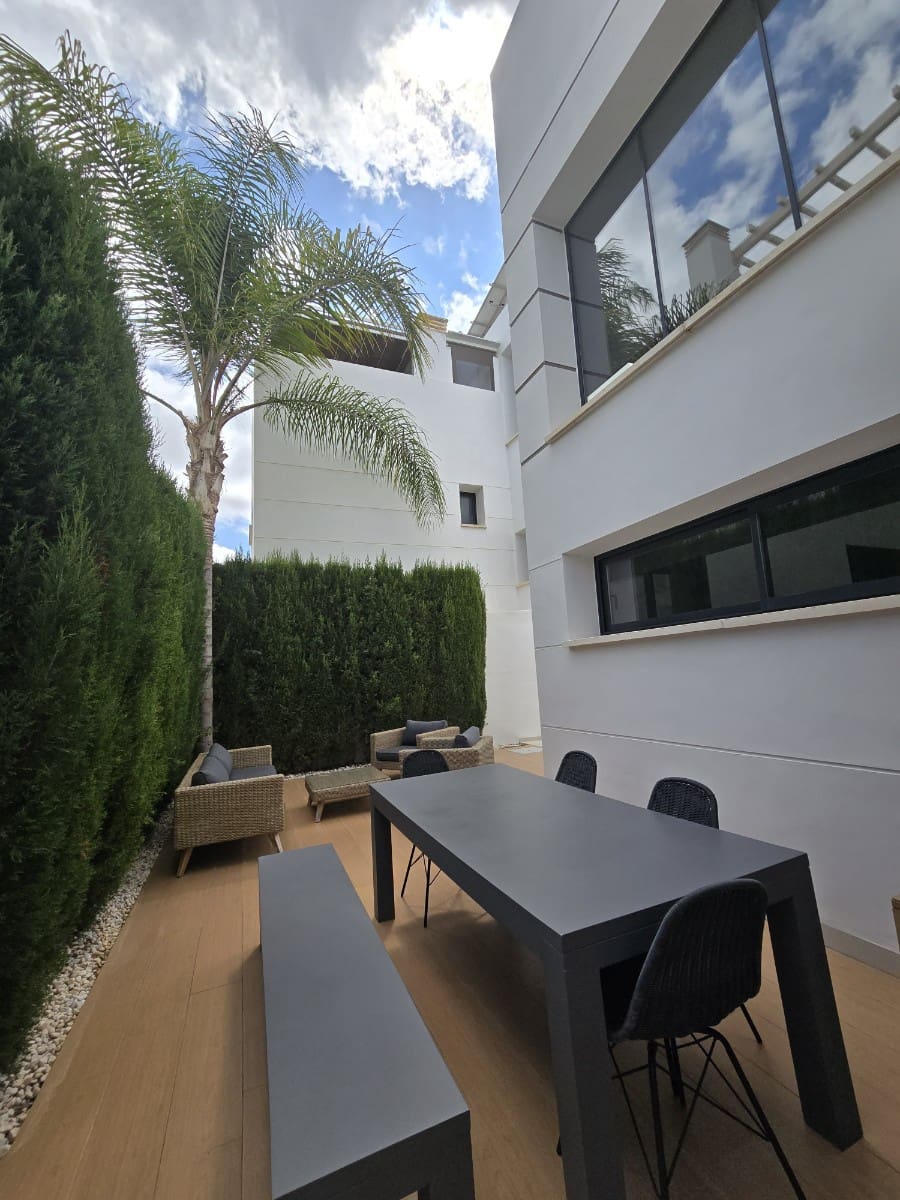 Chalet de 3 habitaciones en Ciudad Quesada en venta - 470.000 € (Ref: 10093896)