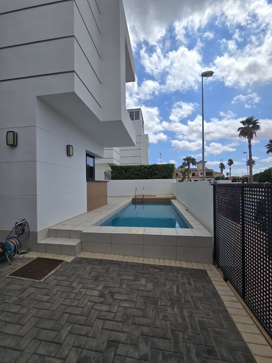 Chalet de 3 habitaciones en Ciudad Quesada en venta - 470.000 € (Ref: 10093896)