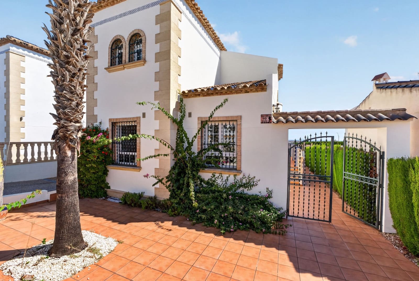 3 bedroom Villa for sale in Villamartin with pool garage - € 529,000 (Ref: 10115983)