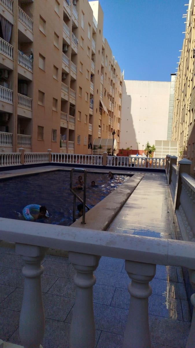 2 soveværelse Lejlighed til salg i Torrevieja med swimmingpool - € 136.500 (Ref: 10115986)