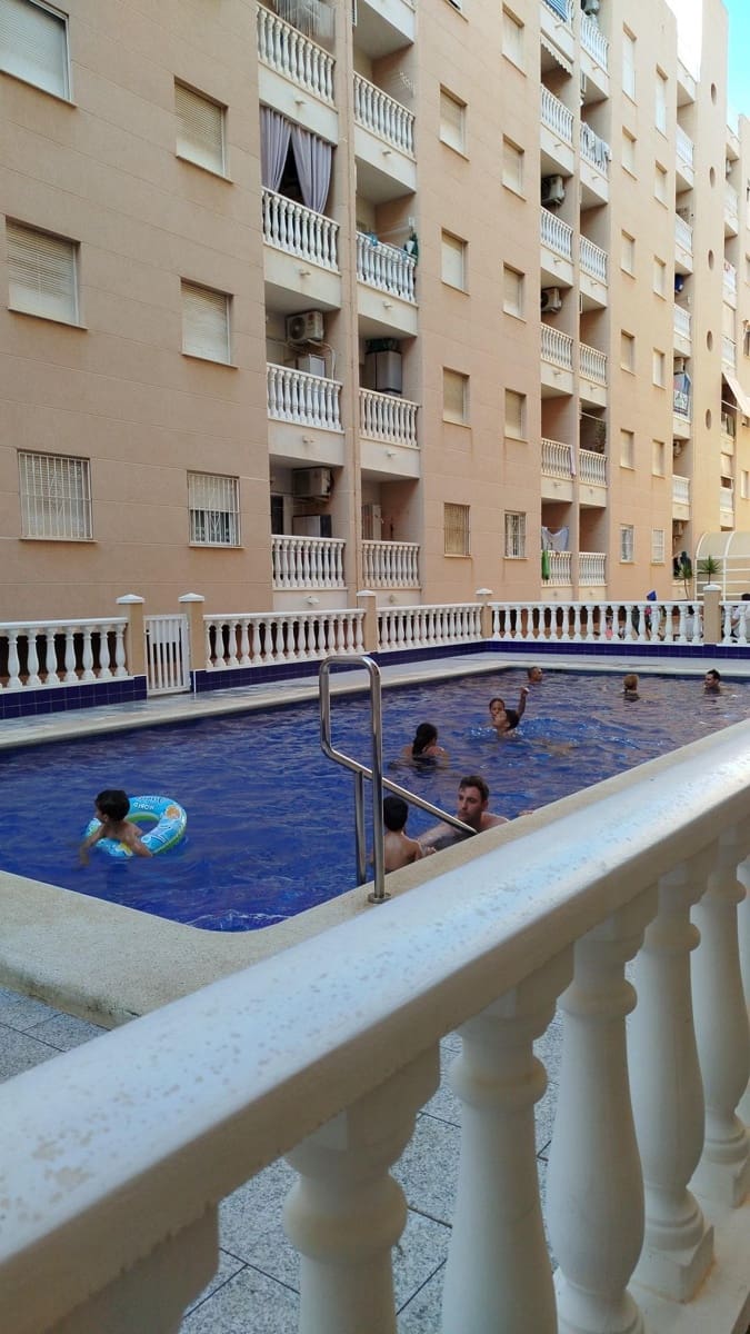 2 soveværelse Lejlighed til salg i Torrevieja med swimmingpool - € 136.500 (Ref: 10115986)