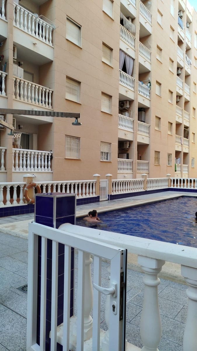 2 soveværelse Lejlighed til salg i Torrevieja med swimmingpool - € 136.500 (Ref: 10115986)
