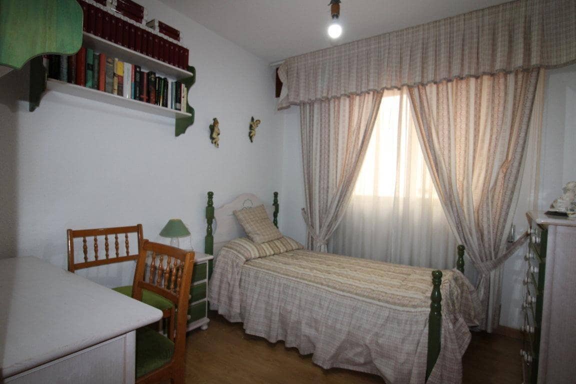 4 bedroom Apartment for sale in Torrevieja with garage - € 185,000 (Ref: 10130104)