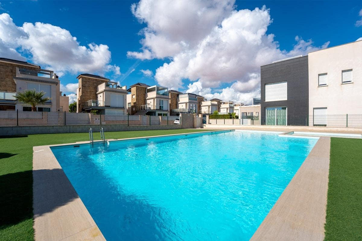 8 sypialnia Apartament na sprzedaż w Torrevieja z basenem garażem - 299 900 € (Ref: 10171926)