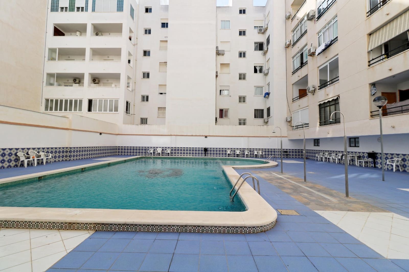 3 makuuhuone Kattohuoneisto myytävänä paikassa Torrevieja mukana uima-altaan - 179 000 € (Ref: 10171927)