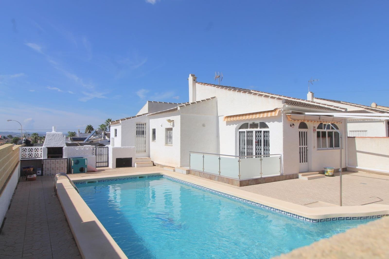 3 makuuhuone Huvila myytävänä paikassa Torrevieja mukana uima-altaan 
autotalli - 325 000 € (Ref: 10175544)