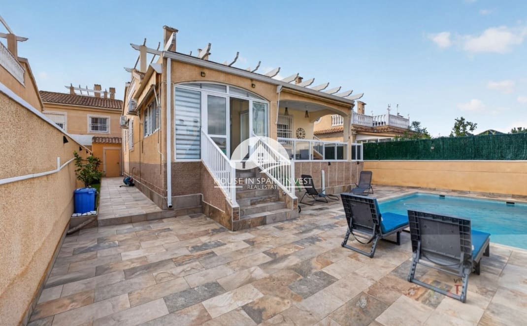 Chalet de 3 habitaciones en Los Altos en venta con piscina - 365.000 € (Ref: 10180813)