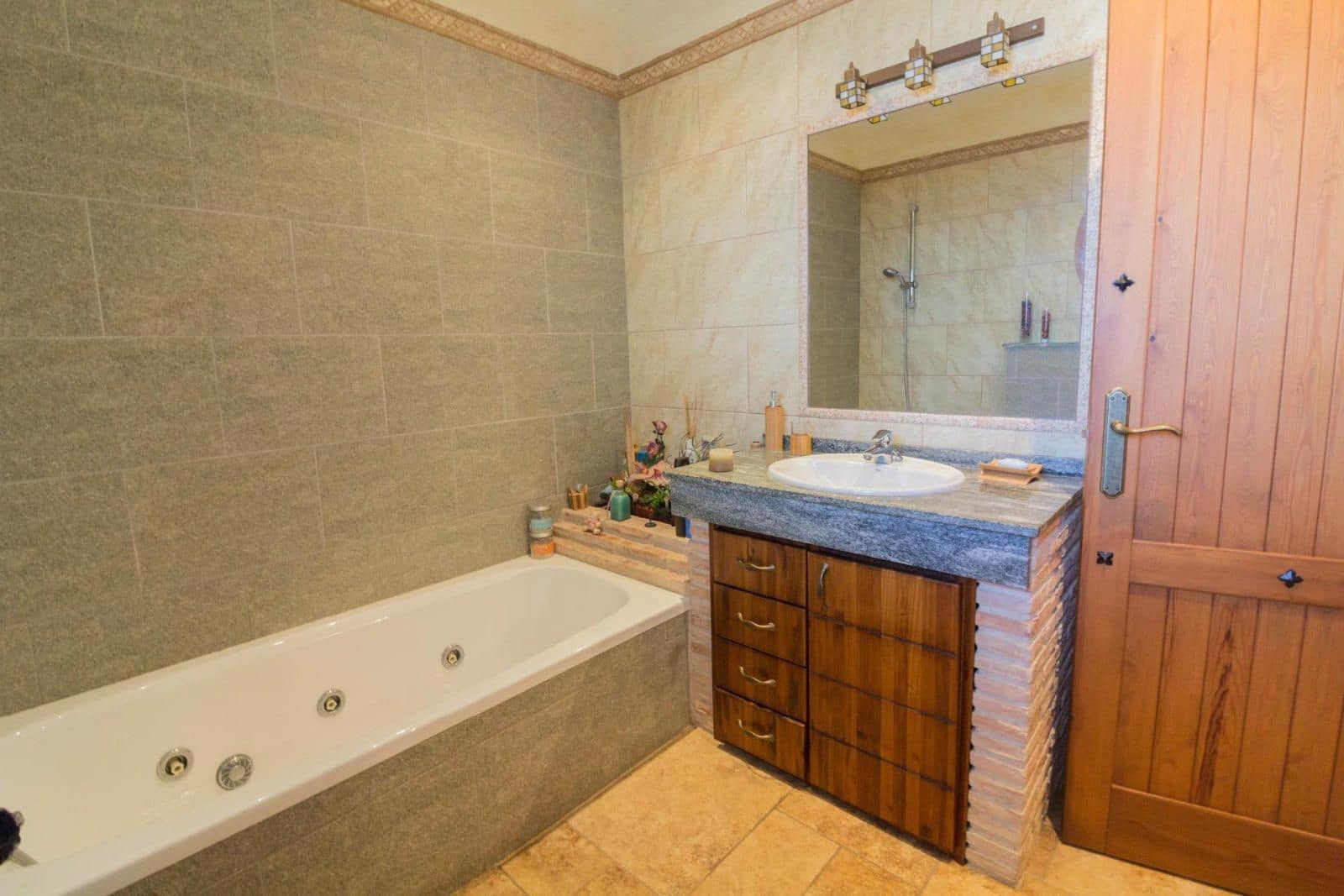 8 soveværelse Villa til salg i Redovan med swimmingpool garage - € 399.969 (Ref: 9233638)