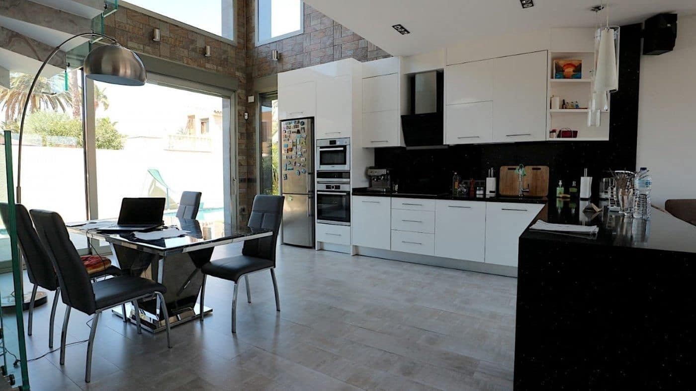 3 soveværelse Villa til salg i Torrevieja med swimmingpool garage - € 679.000 (Ref: 9233782)