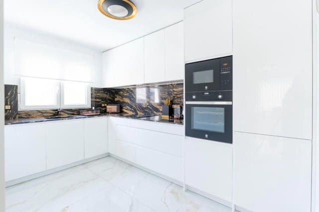 4 soverom Hus til salgs i Punta Prima, Torrevieja med svømmebasseng garasje - € 545 000 (Ref: 9233802)