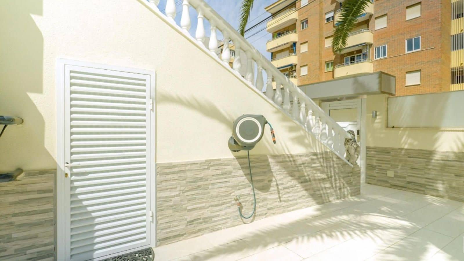 4 soveværelse Byhus til salg i Punta Prima med swimmingpool garage - € 545.000 (Ref: 9233802)