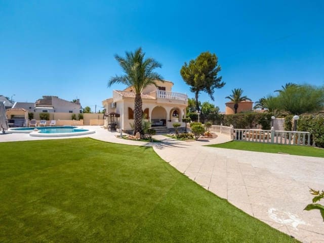 4 Zimmer Villa zu verkaufen in El Chaparral, Torrevieja mit Pool Garage - 590.000 € (Ref: 9233805)