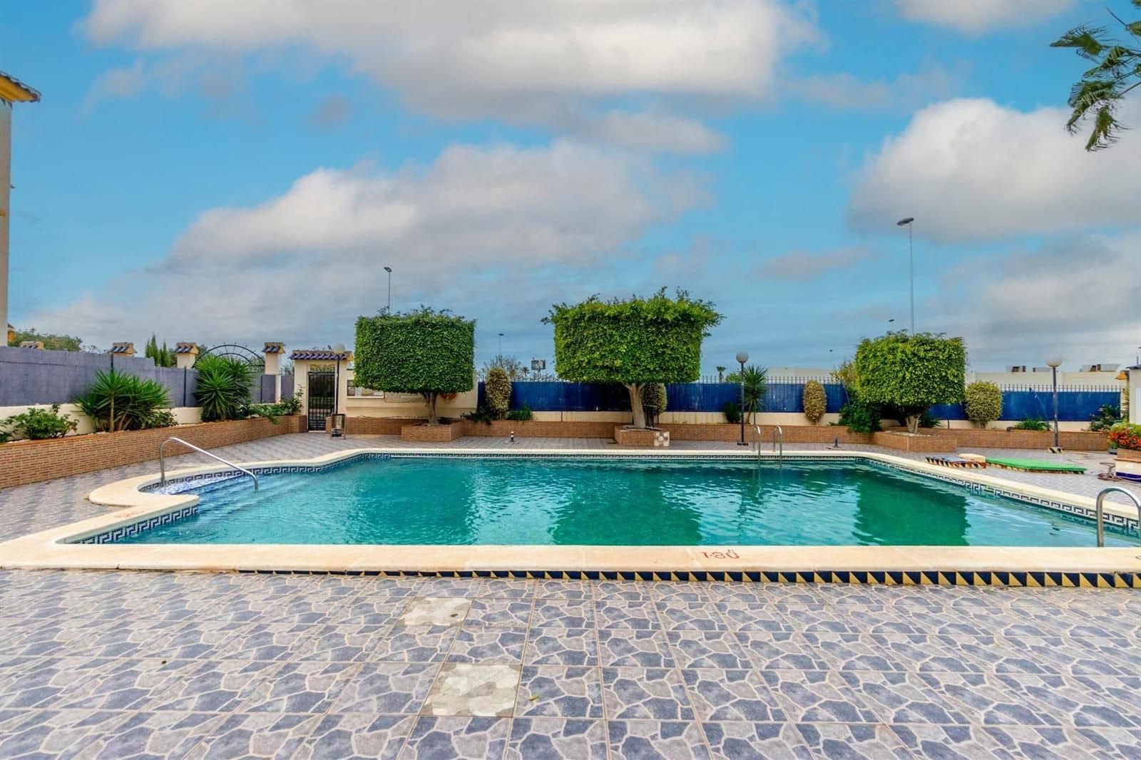 2 makuuhuone Huvila myytävänä paikassa Torrevieja mukana uima-altaan 
autotalli - 149 000 € (Ref: 9237309)